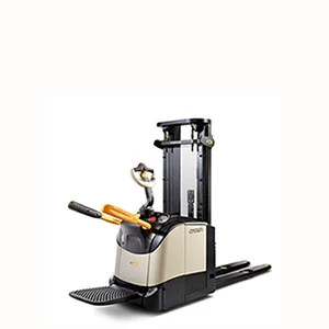 Apilador con plataforma Crown ET